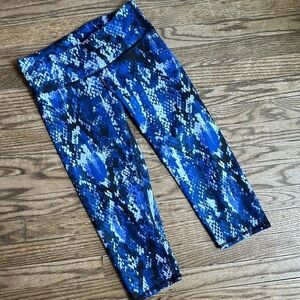 ALO Yoga Workout Cropped Pants Blue Python print XXS EUC